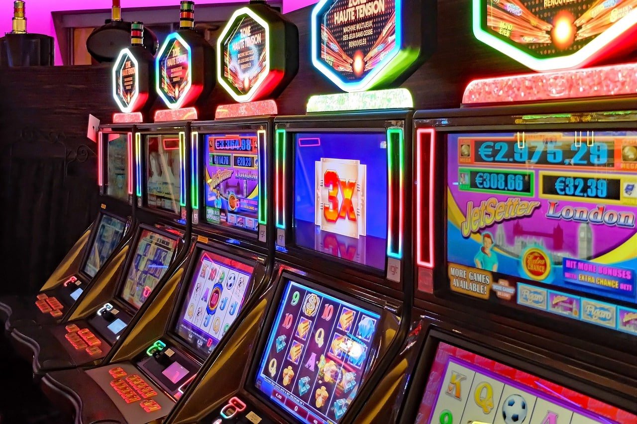 em777 casino lobby displaying slot games and live dealer tables on mobile